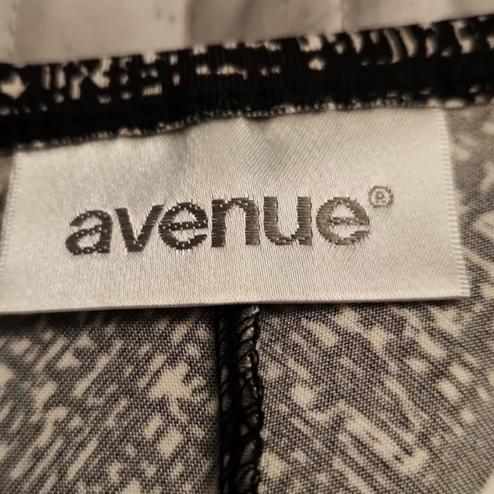[Avenue] Scoop Neck Triangle Blouse - Size 30/32 - Picture 11 of 11